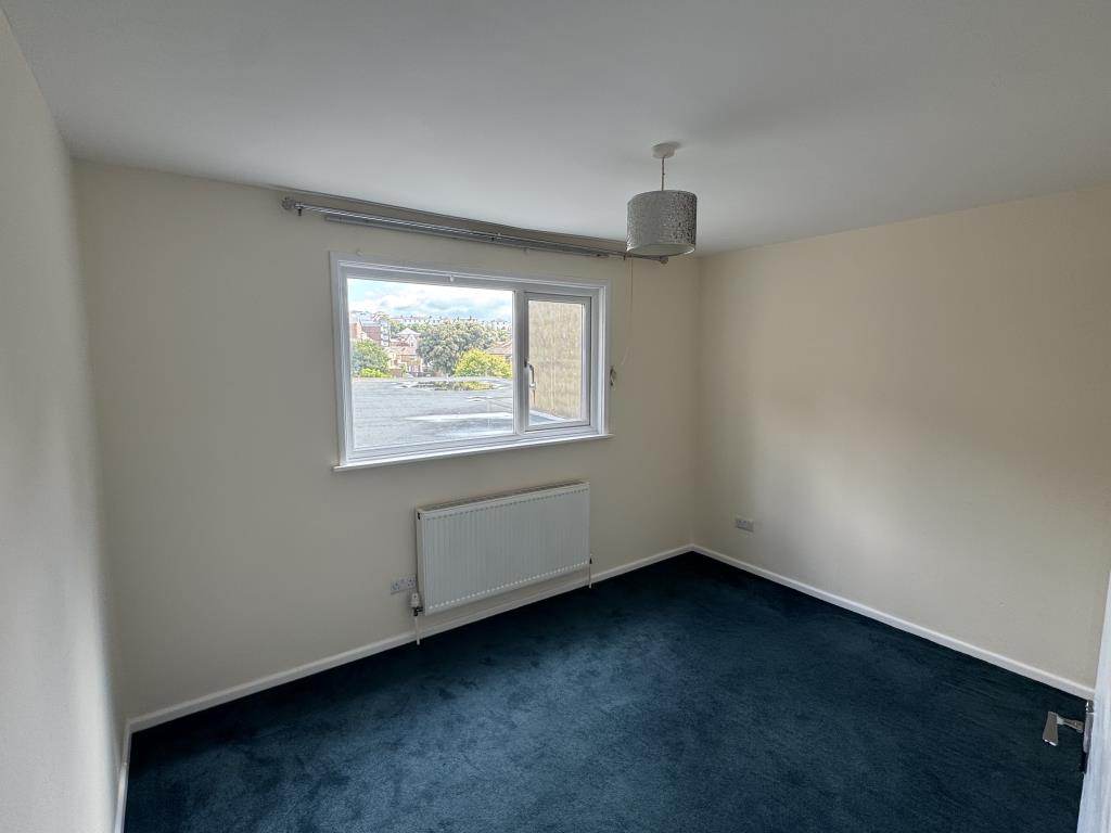 Lot: 152 - TWO-BEDROOM TOWN CENTRE FLAT FOR INVESTMENT OR OWNER OCCUPATION - Bedroom with carpet and painted walls